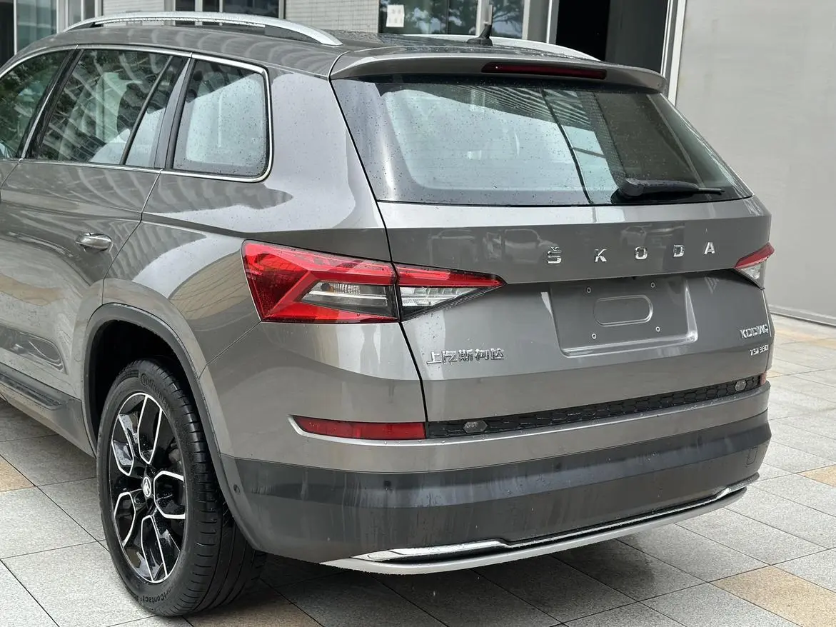 Skoda Kodiak Facelifted ZI330 7-seater two-wheel drive luxury premium edition Country VI