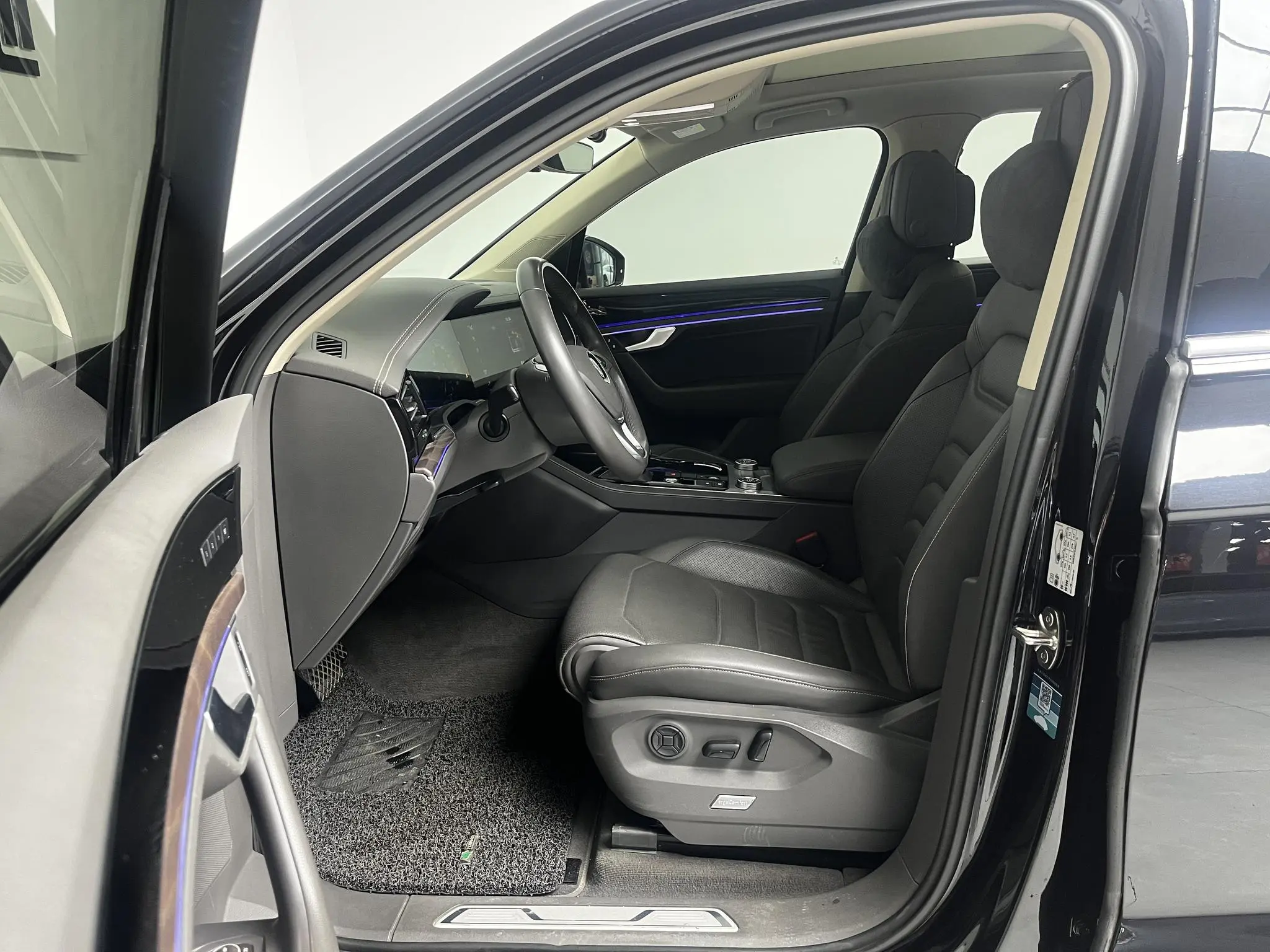 Volkswagen Touareg 3.0 TSI Sharp Front Version Country V