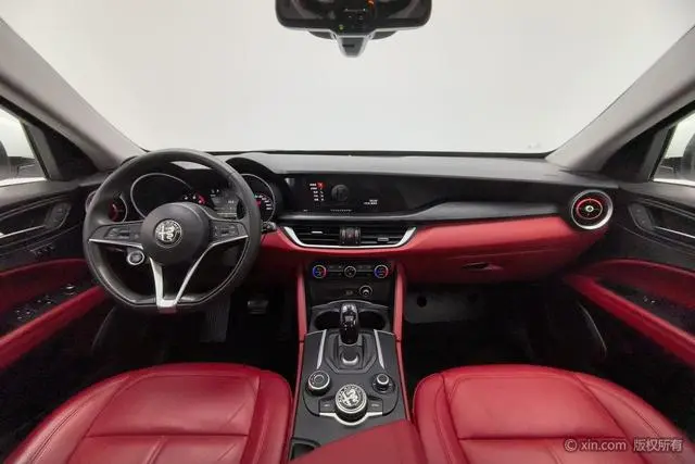 Alfa Romeo Stelvio 2.0T 200HP Deluxe Edition