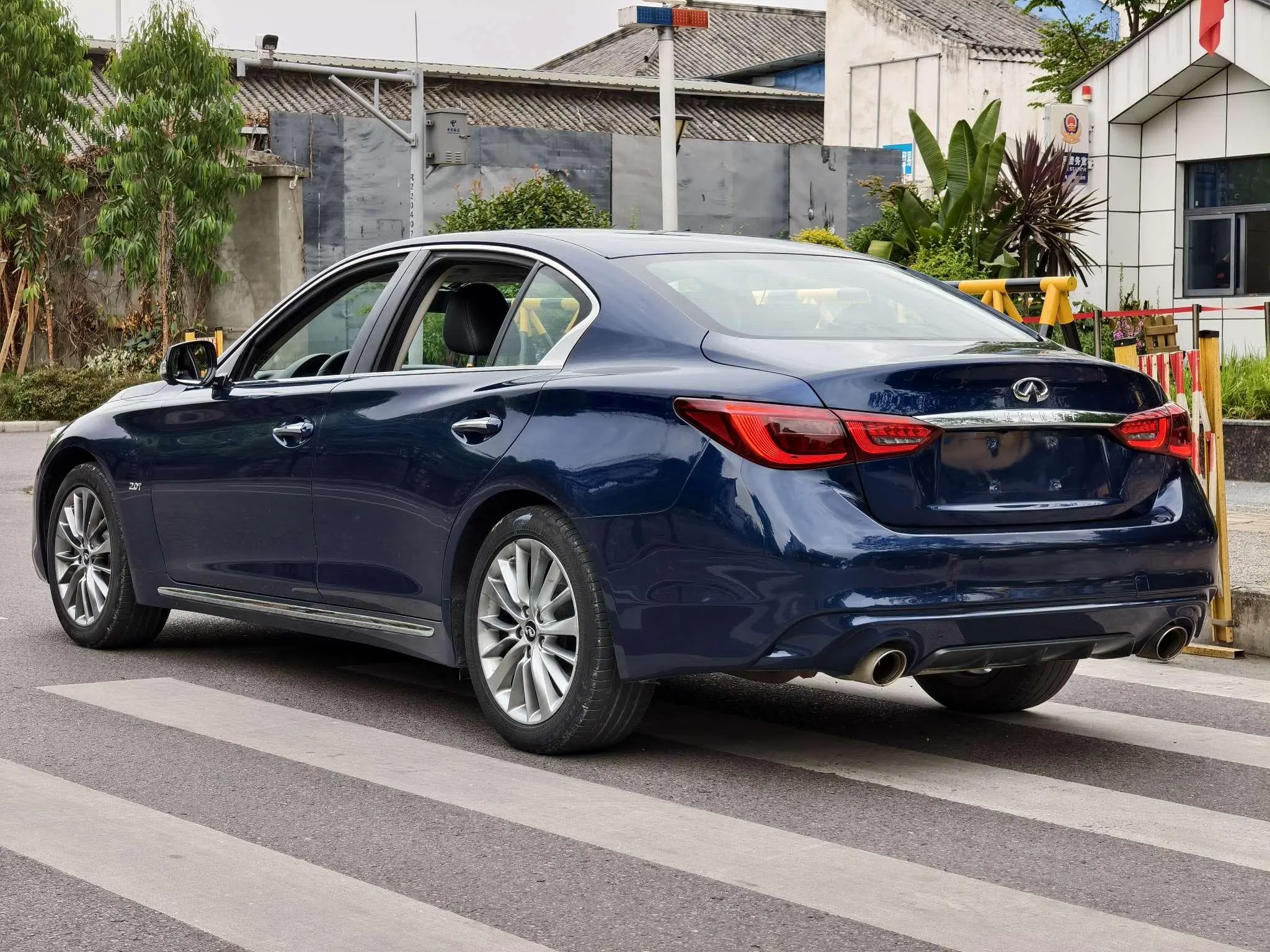 Infiniti Infiniti Q50L 2.0T Premium Version Country VI