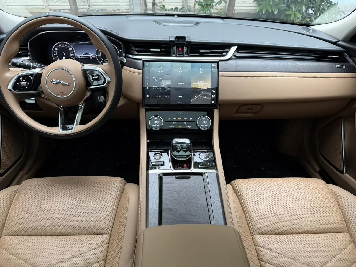 Jaguar Jaguar XFL 2.0T P250 two-wheel drive exclusive luxury gilt version