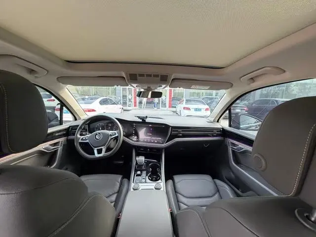 Volkswagen Touareg 3.0 TSI Sharp Front Version Country V