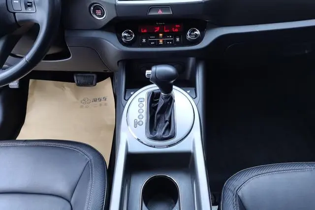 Kia Smart running 2.0L automatic two-wheel drive version DLX