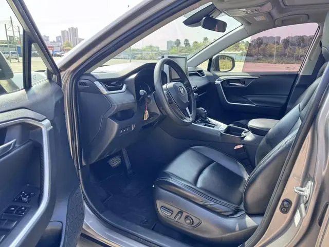 TOYOTA RAV4 Rongfang 2.0L CVT two-wheel drive fashion version