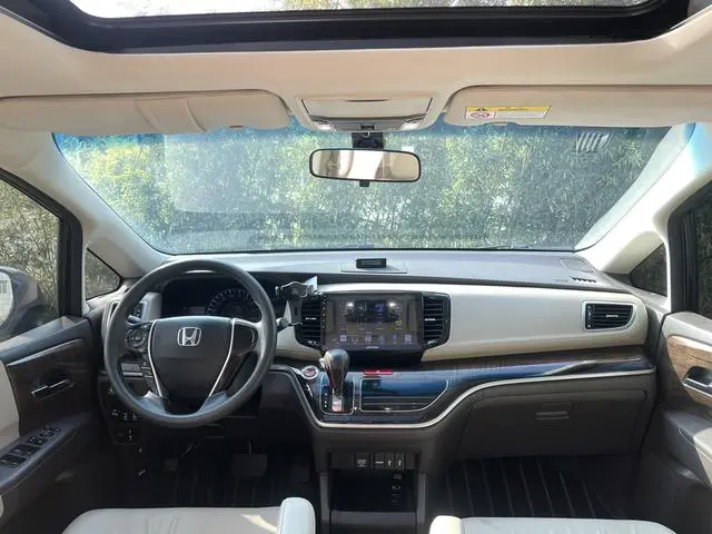 Honda Odyssey 2.4L Deluxe Edition