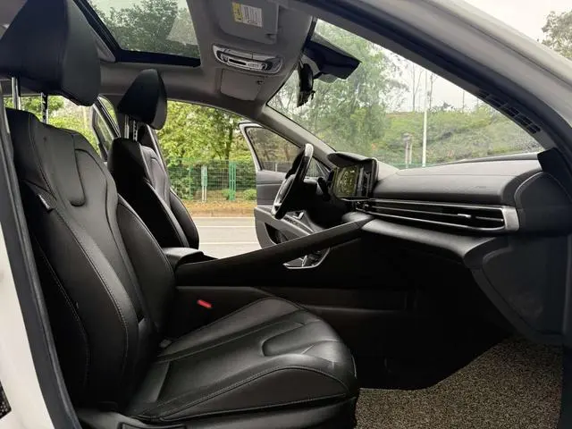 Hyundai Elantra 1.5L CVT LUX Premium Edition