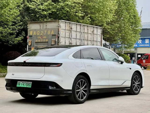 VOYAH Lantu chasing light PHEV Ultra-long battery life, four-wheel drive executive edition