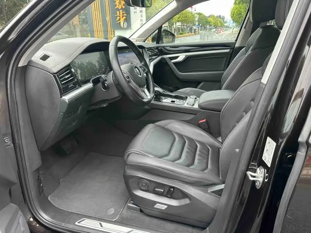 Volkswagen Touareg 3.0 TSI Sharp Front Version Country V