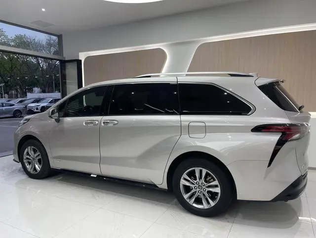 TOYOTA Saina 2.5L Hybrid Extreme Edition