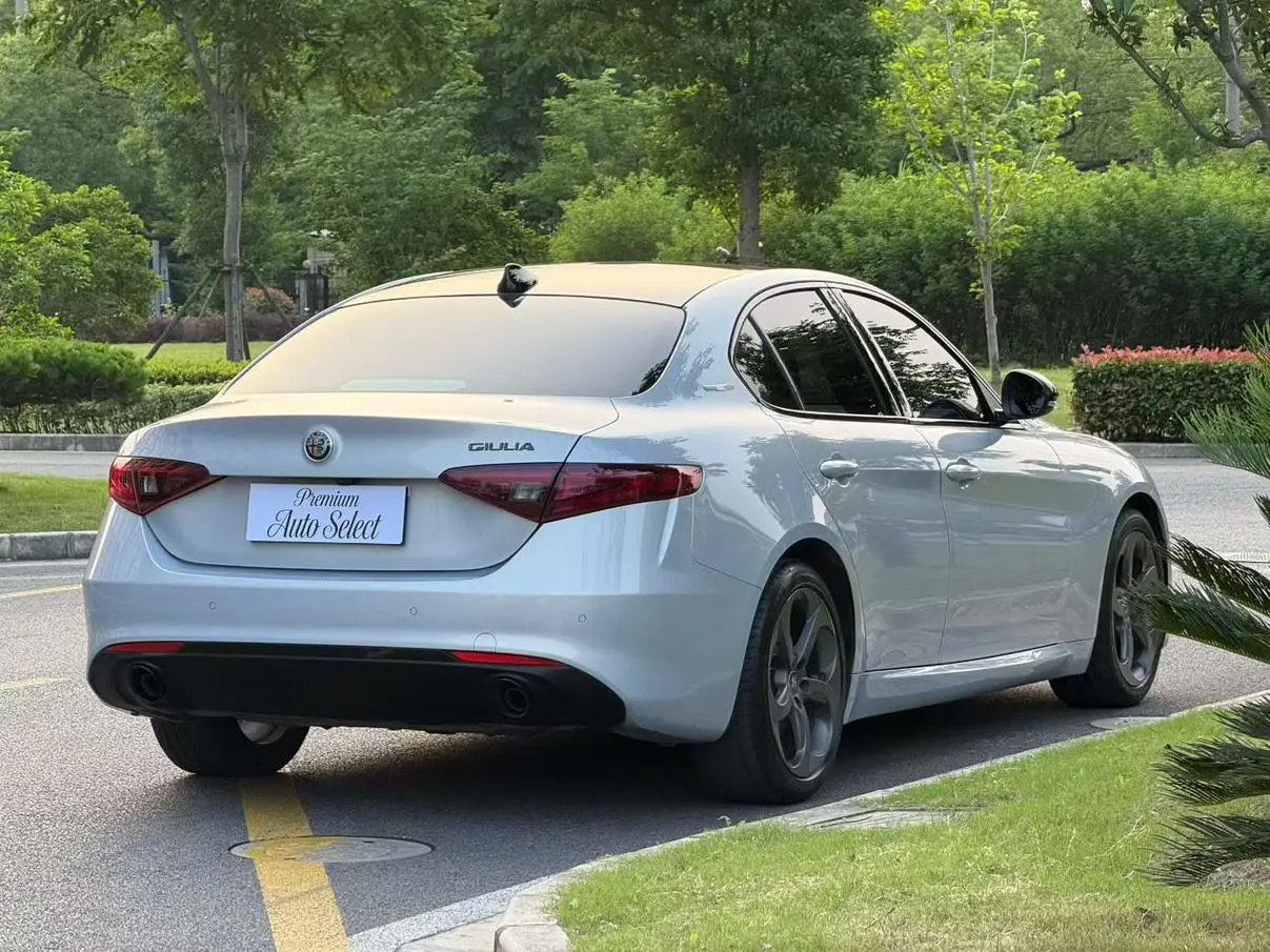 Alfa Romeo Giulia 2.0T 280HP Deluxe Edition