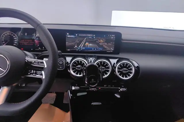 Mercedes-Benz Mercedes-Benz A-class A 200 L sports sedan fashion Version