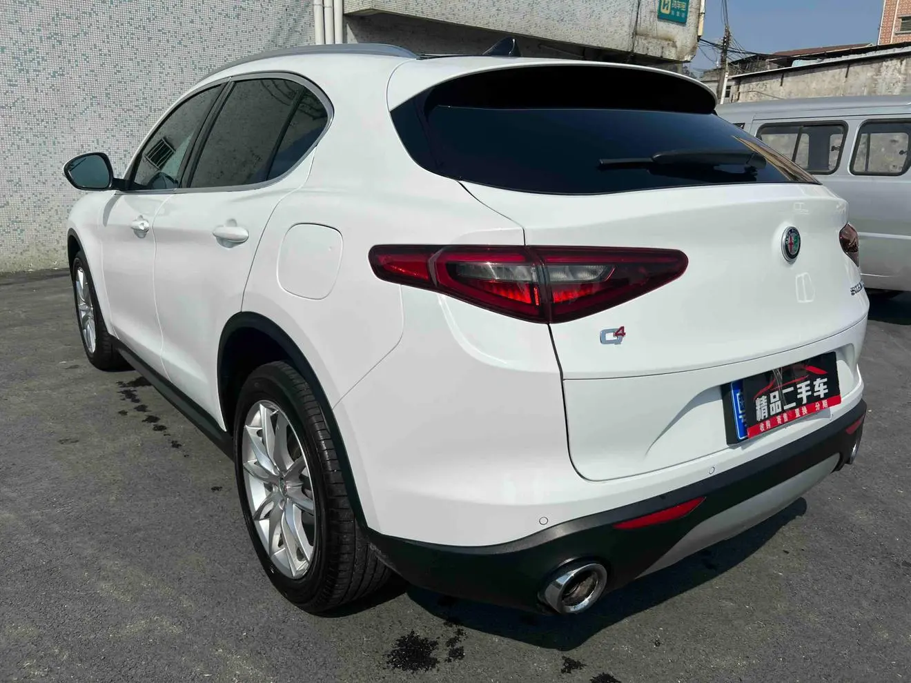 Alfa Romeo Stelvio 2.0T 200HP Deluxe Edition