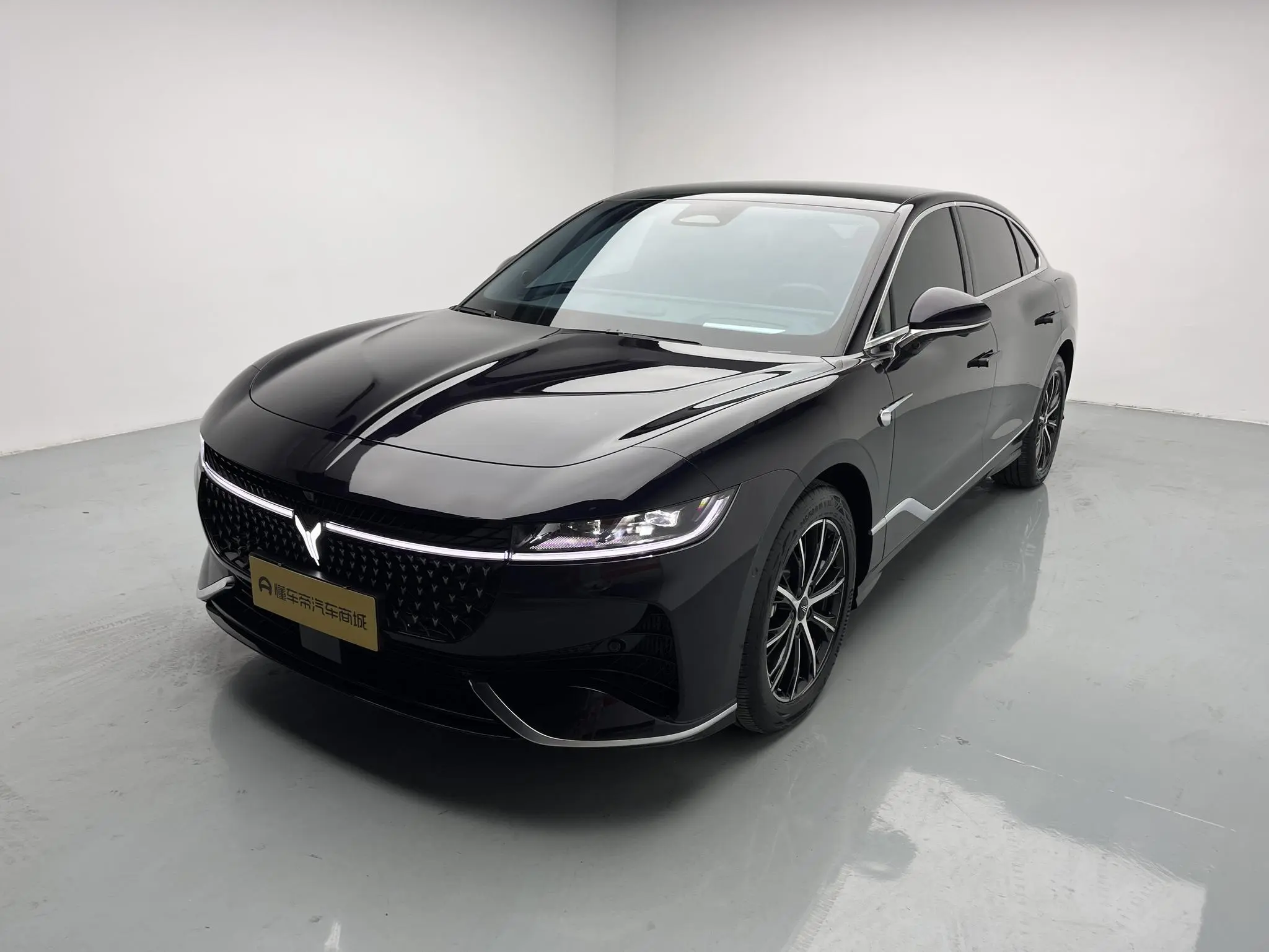 VOYAH Lantu chasing light PHEV Ultra-long battery life, four-wheel drive executive edition
