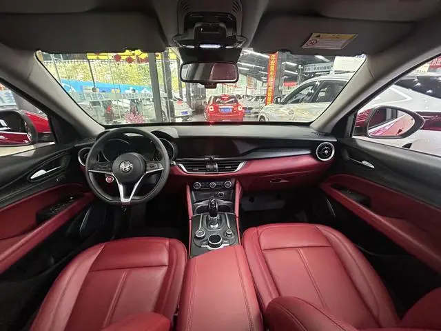 Alfa Romeo Stelvio 2.0T 200HP Deluxe Edition