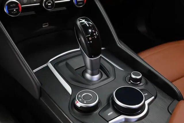 Alfa Romeo Giulia 2.0T 200HP Deluxe Edition