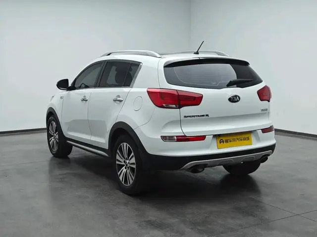 Kia Smart running 2.0L automatic two-wheel drive version DLX