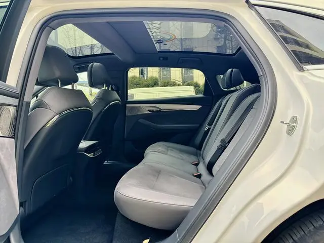 VOYAH Lantu chasing light PHEV Ultra-long battery life, four-wheel drive executive edition