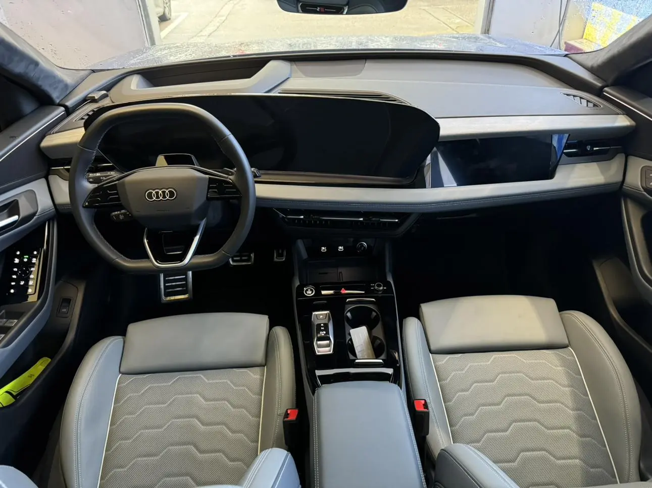 Audi Audi Q6L e-tron First pilot version