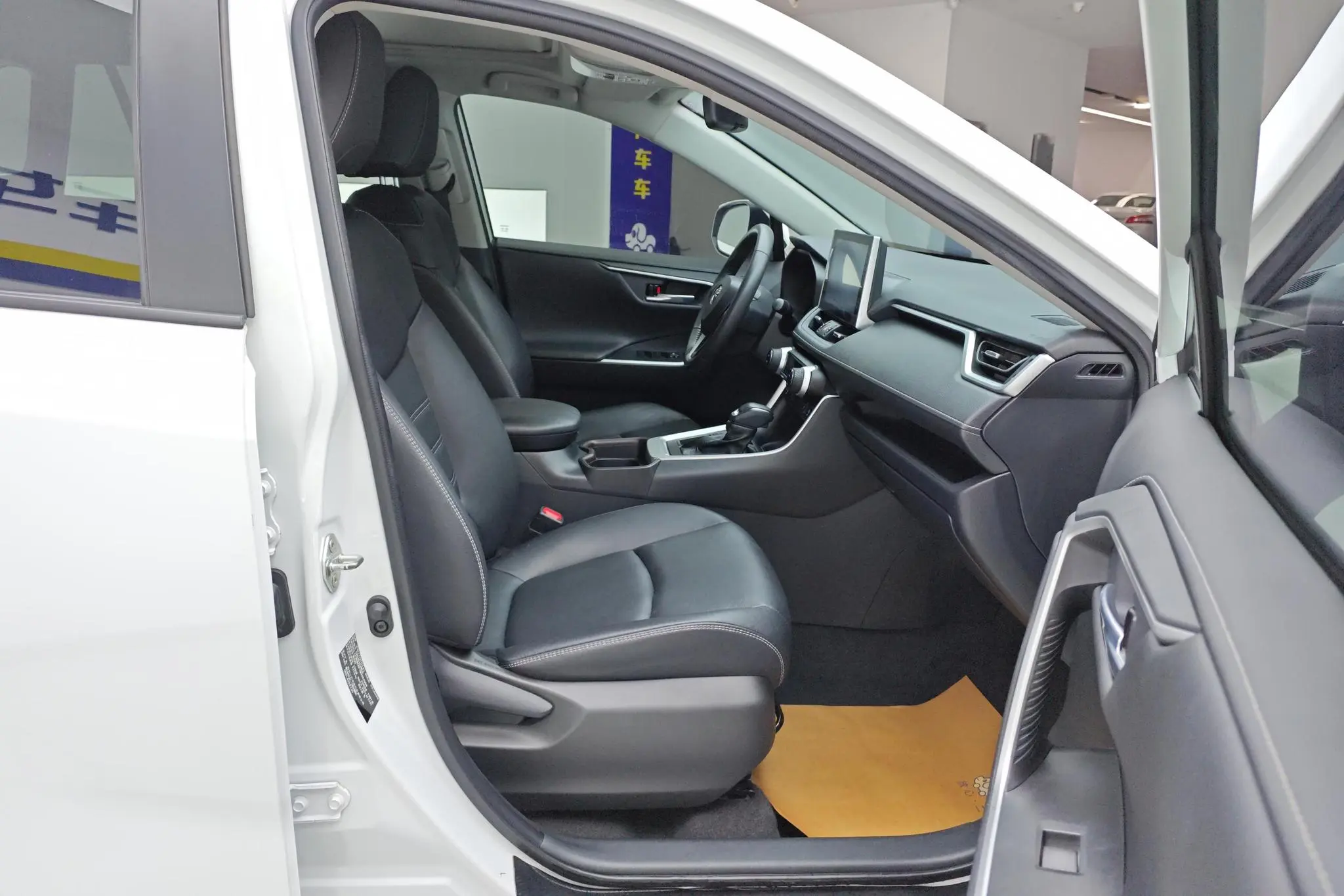TOYOTA RAV4 Rongfang 2.0L CVT two-wheel drive fashion Plus version