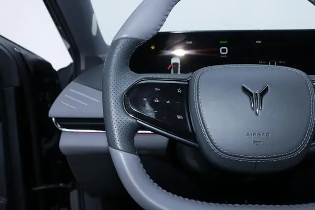 VOYAH Lantu chasing light PHEV Ultra-long battery life, four-wheel drive ultimate edition