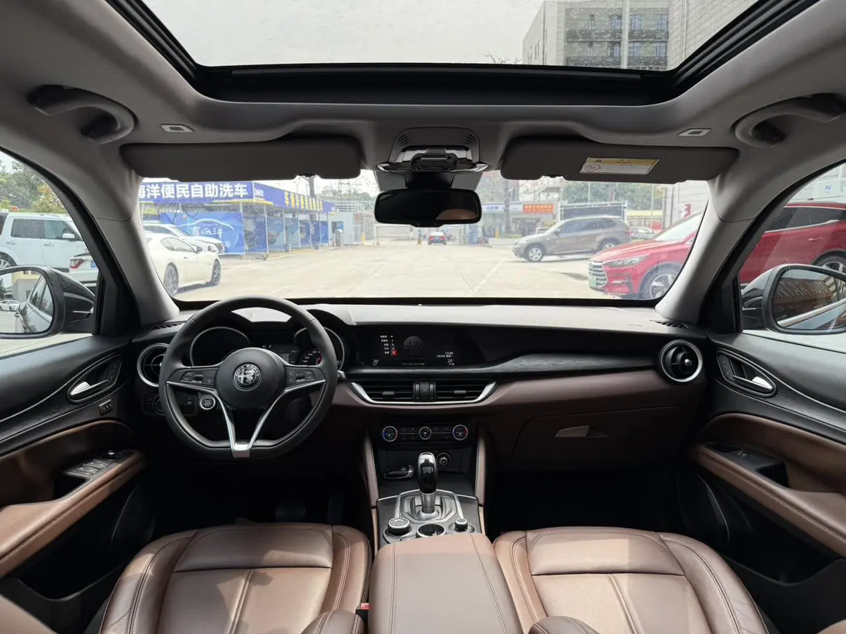 Alfa Romeo Stelvio 2.0T 200HP Deluxe Edition