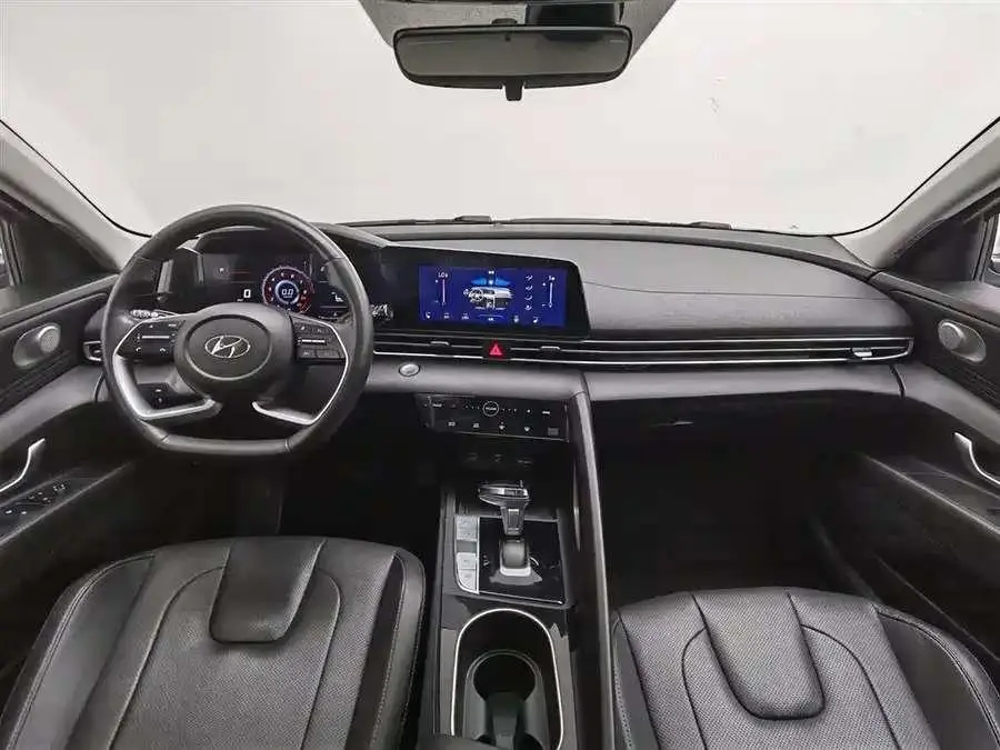 Hyundai Elantra 1.5L CVT LUX Premium Edition
