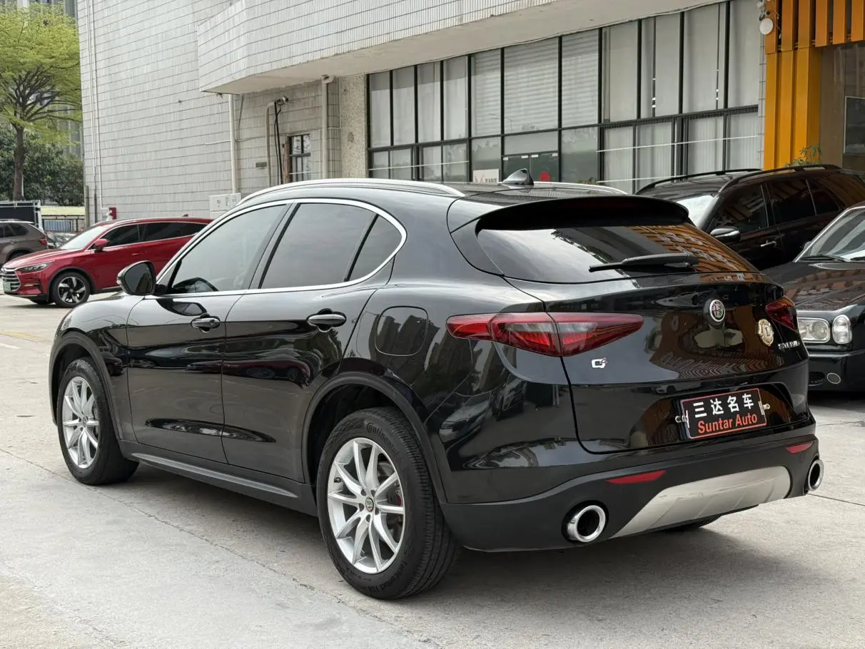 Alfa Romeo Stelvio 2.0T 200HP Deluxe Edition
