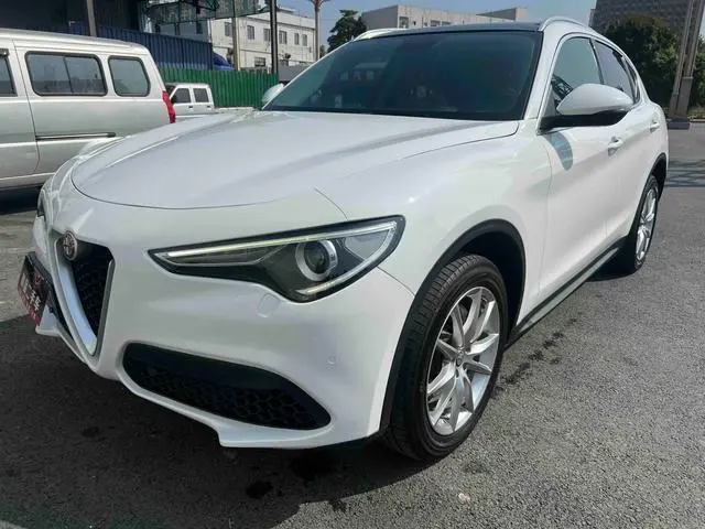 Alfa Romeo Stelvio 2.0T 200HP Deluxe Edition