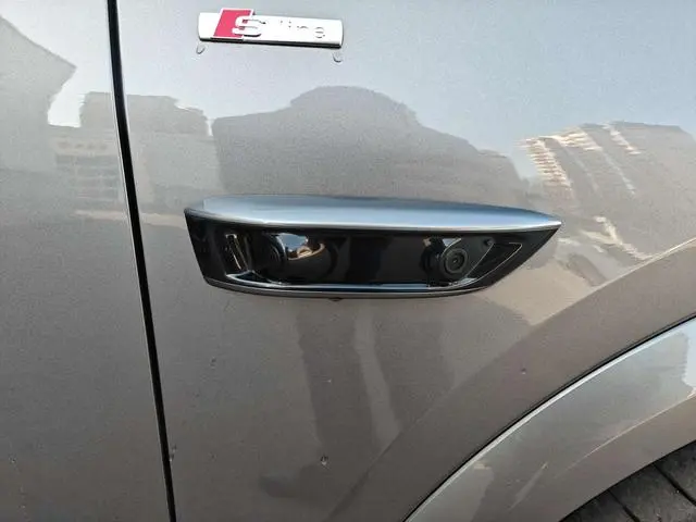 Audi Audi Q6L e-tron First pilot version