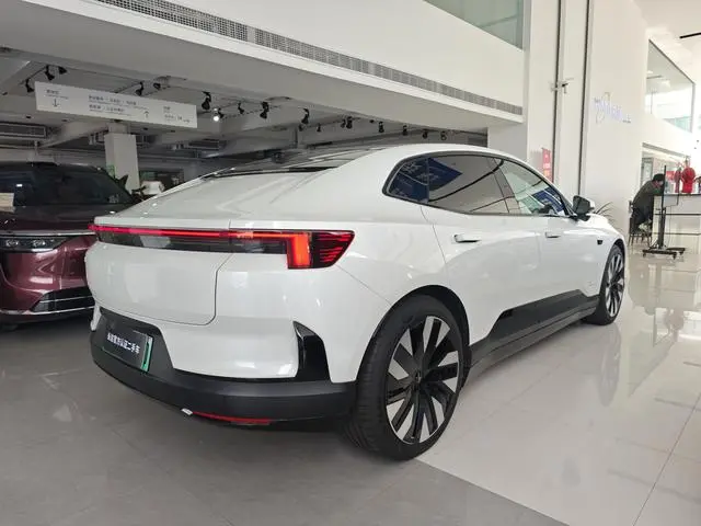Polestar Polestar 4 Single motor standard battery life PLUS dual star connected version