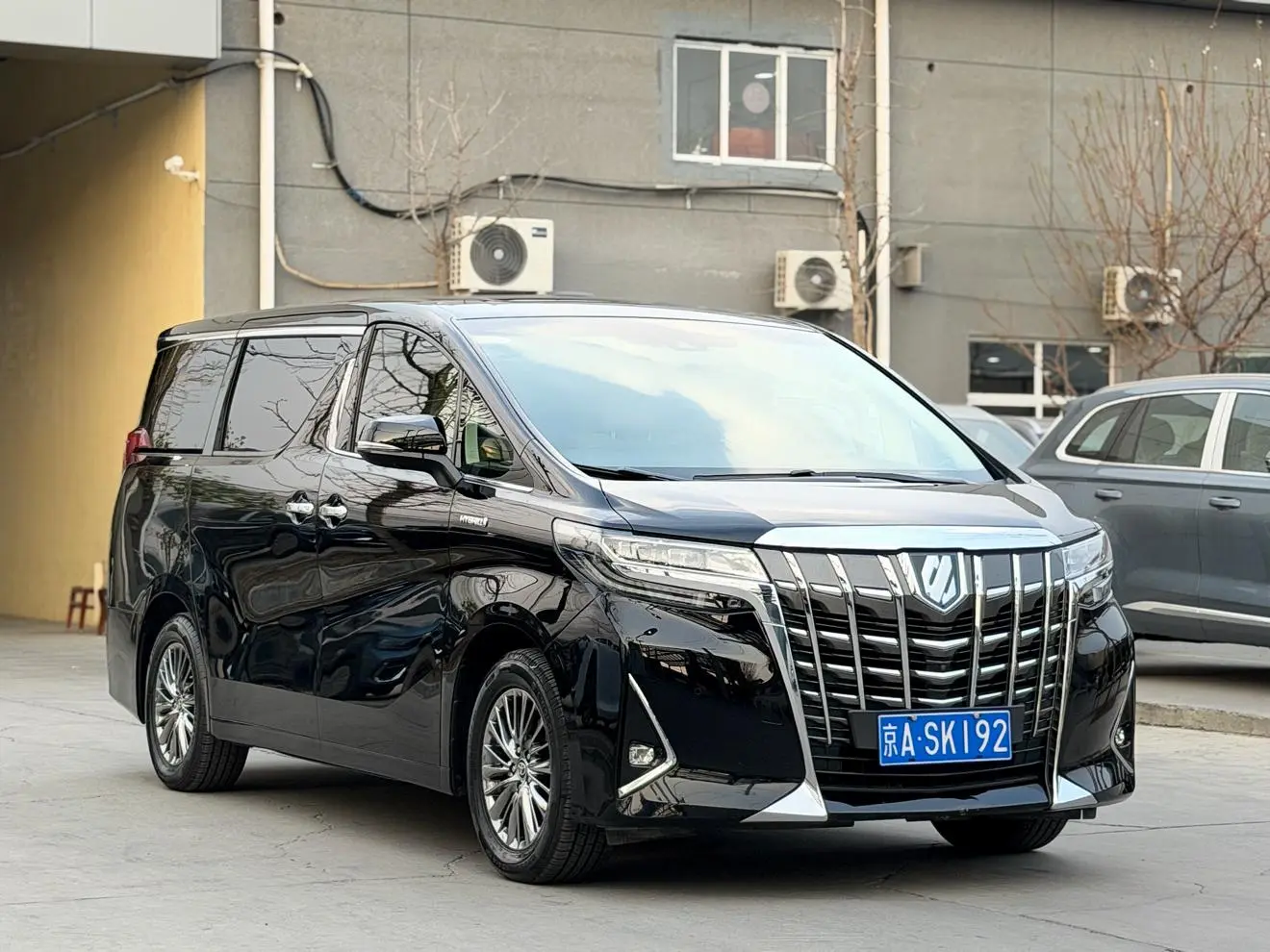TOYOTA Elfa Dual engine 2.5L Premium Edition