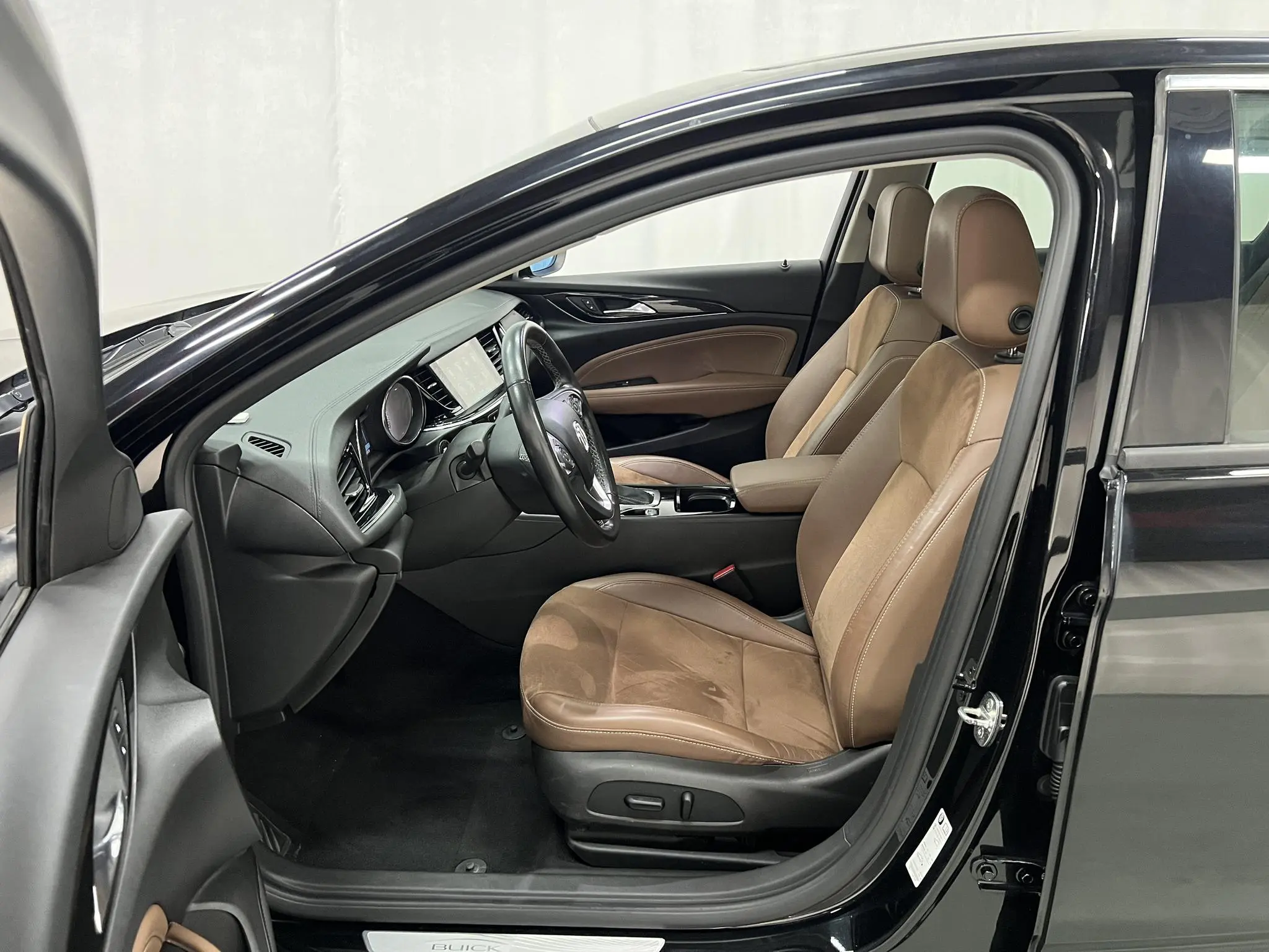 Buick Regal 20T Elite Country VI
