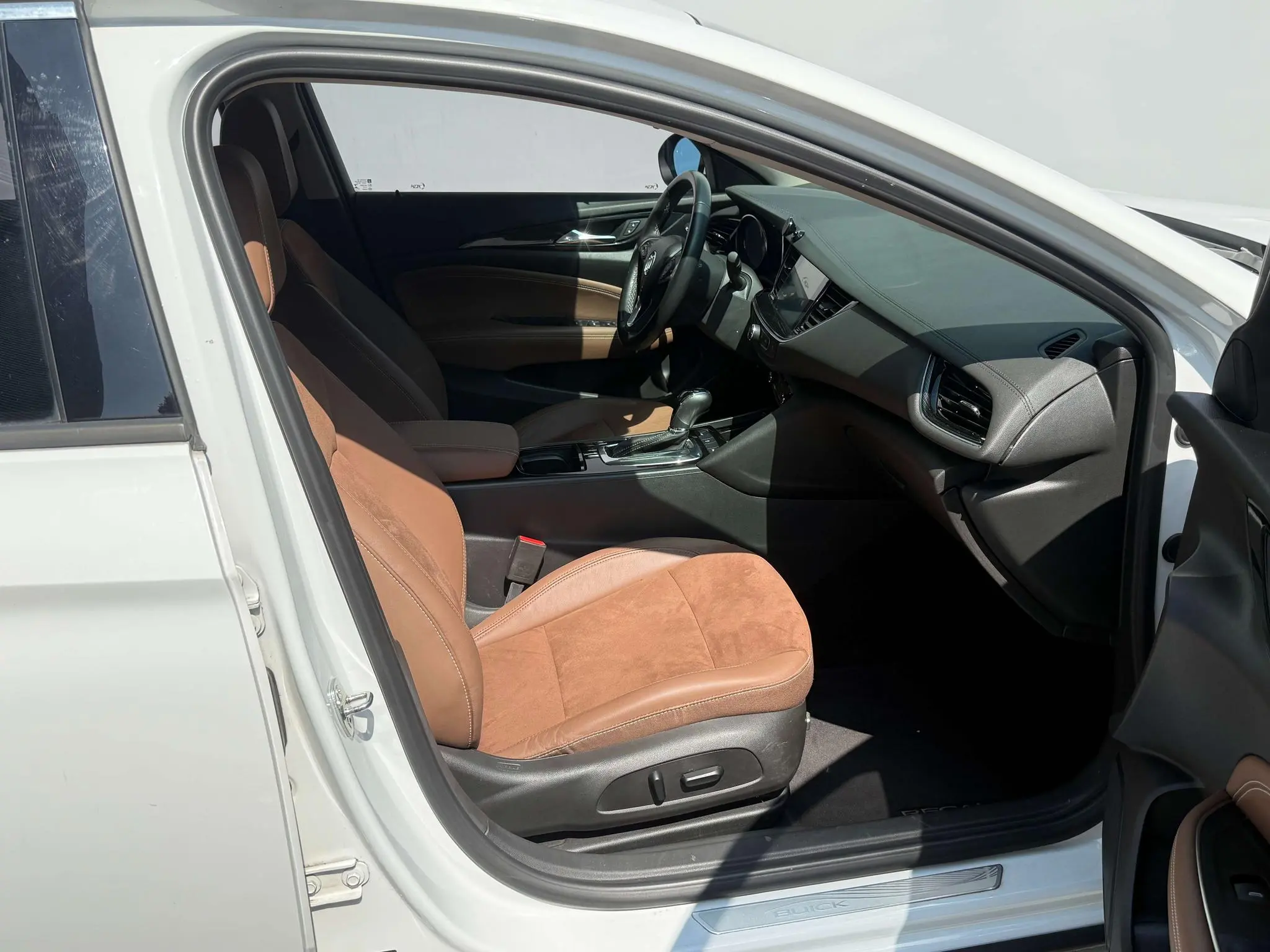 Buick Regal 20T Elite Country VI