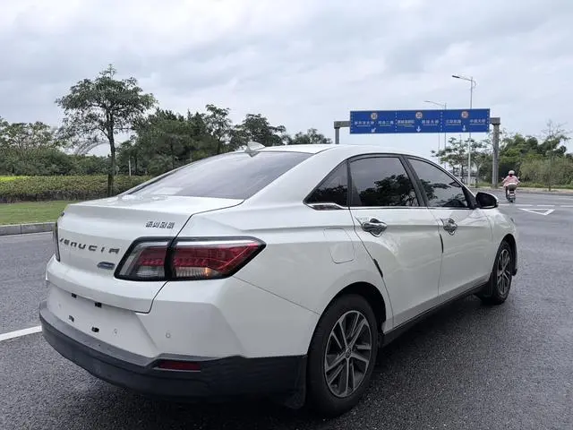 Venucia Qichen D60 1.6L XL CVT Zhilian Elite Edition (ISS)