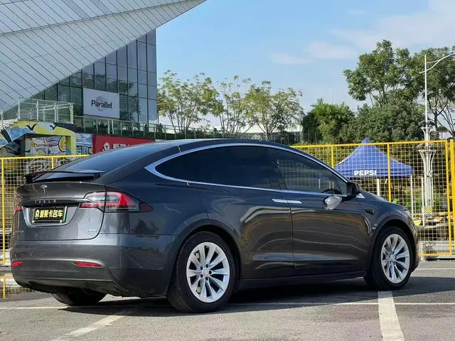 Tesla Model X 75D