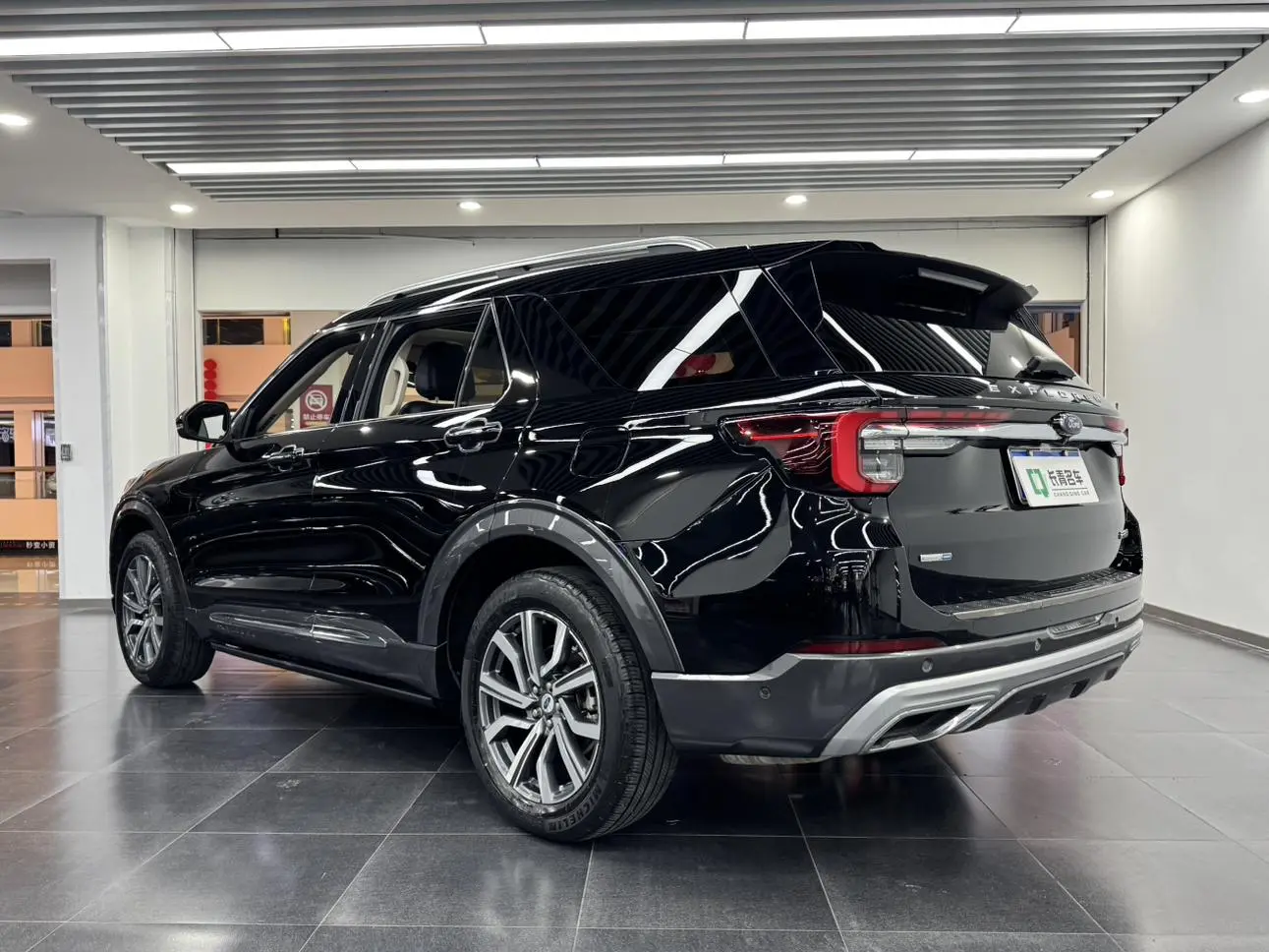 Ford Explorer 2.3T EcoBoost four-wheel drive titanium version 6 seats