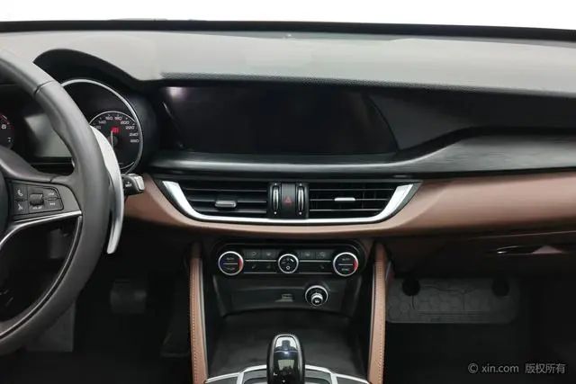 Alfa Romeo Stelvio 2.0T 280HP Deluxe Edition