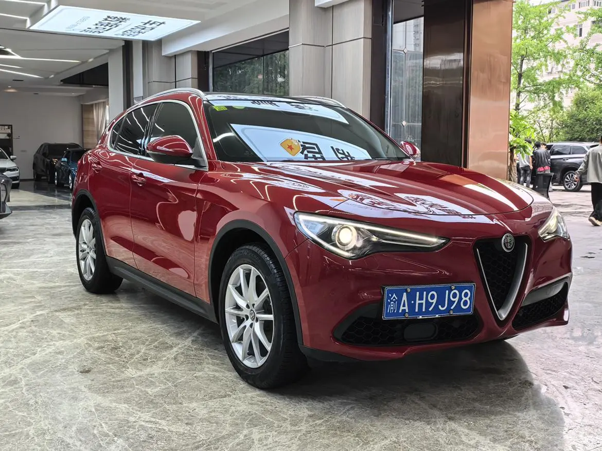 Alfa Romeo Stelvio 2.0T 200HP Deluxe Edition