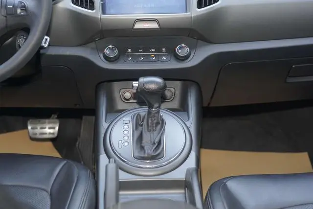 Kia Smart running 2.0L automatic two-wheel drive version GL