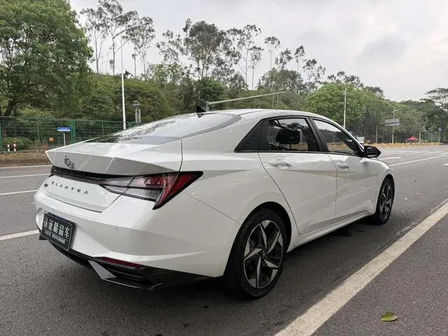 Hyundai Elantra 1.5L CVT LUX Premium Edition