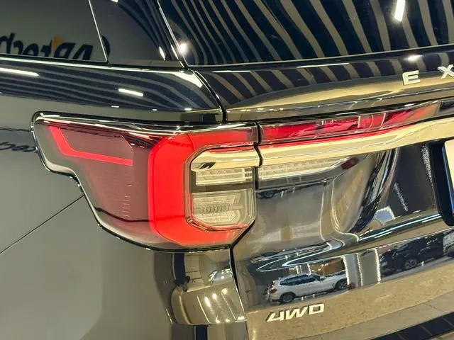 Ford Explorer 2.3T EcoBoost four-wheel drive titanium version 7 seats