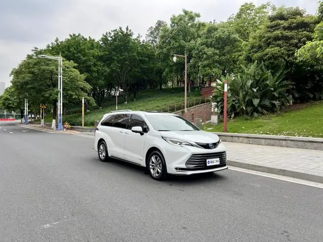 TOYOTA Saina 2.5L Hybrid Extreme Edition