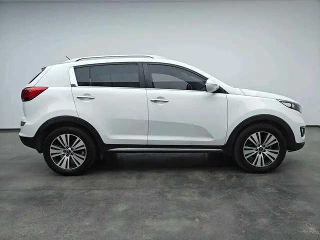 Kia Smart running 2.0L automatic two-wheel drive version DLX