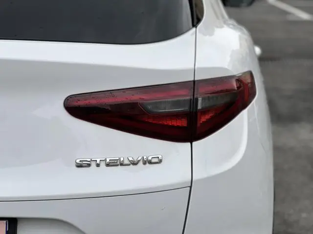 Alfa Romeo Stelvio 2.0T 200HP Deluxe Edition