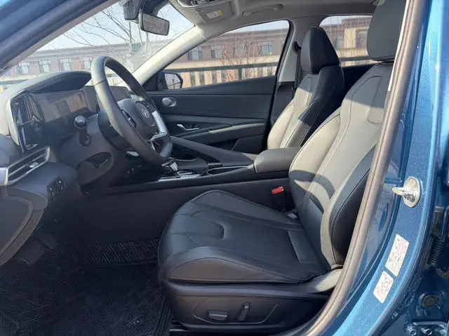 Hyundai Elantra 1.5L CVT LUX Premium Edition