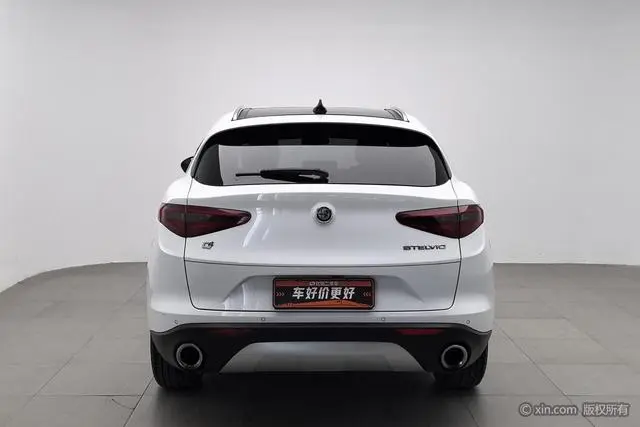 Alfa Romeo Stelvio 2.0T 200HP Deluxe Edition
