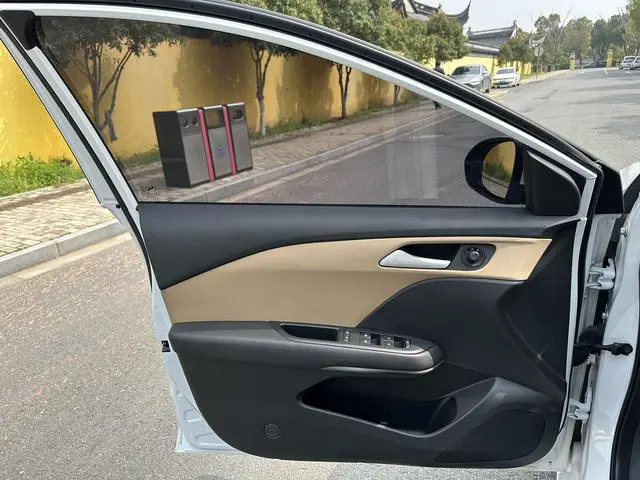 Chevrolet Cruze 320 automatic Enjoy Skylight version