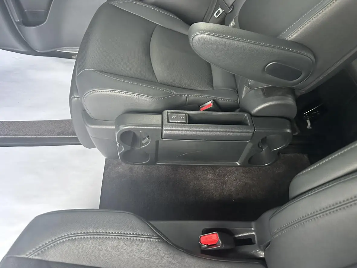 TOYOTA Saina Facelifted dual engine 2.5L Premium Edition