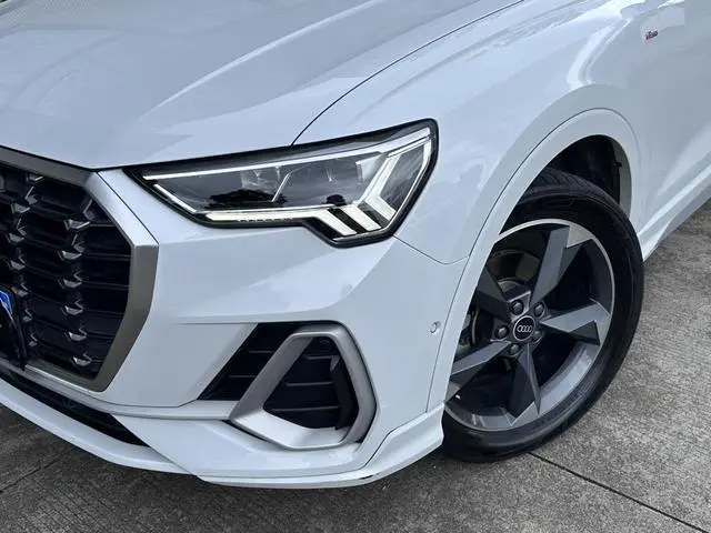 Audi Audi Q3 35 TFSI aggressive and elegant type