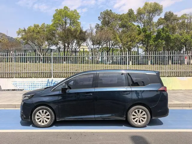 GAC Trumpchi M6 270T automatic Deluxe Edition 7-seater Country VI